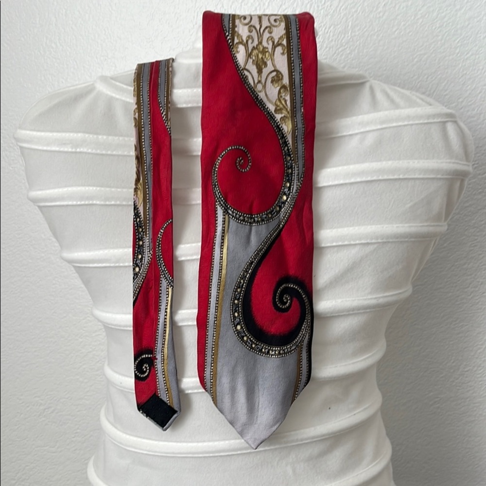 Red and Gold Patterned Tie
